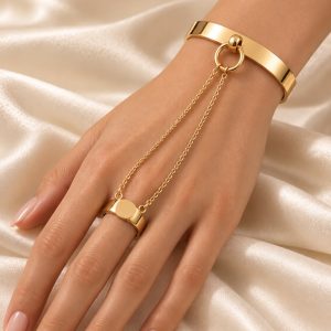 Chaîne de main Le Fil Précieux en or 18 carats portée sur la main