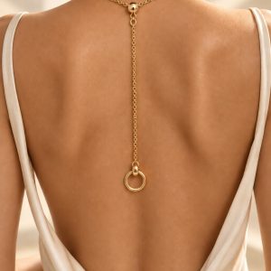 Bijou de dos La Ligne Secrète en or 18 carats porté sur un dos nu